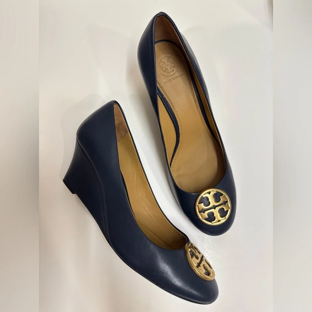 Tory Burch Chelsea 65 Wedge Pumps Navy‎ Leather Gold Logo Size 9.5